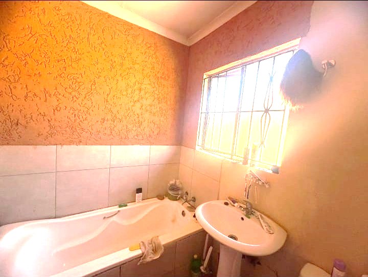 3 Bedroom Property for Sale in Clayville Gauteng