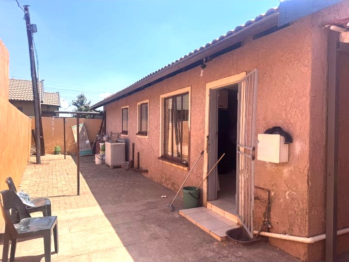 3 Bedroom Property for Sale in Clayville Gauteng