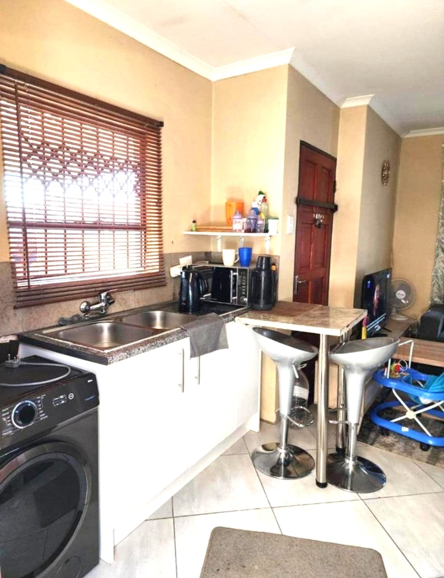 2 Bedroom Property for Sale in Clayville Gauteng