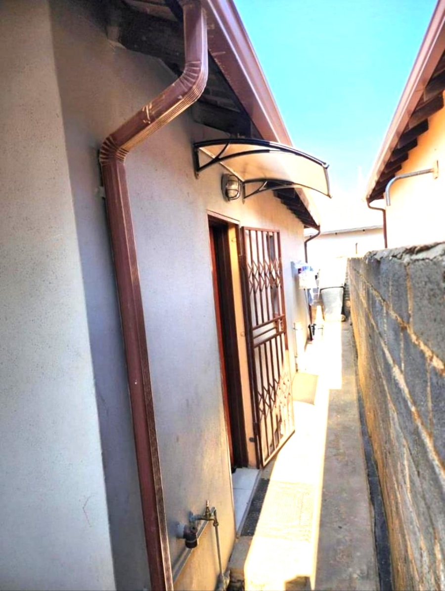 2 Bedroom Property for Sale in Clayville Gauteng
