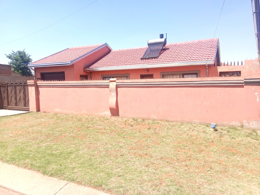 4 Bedroom Property for Sale in Vosloorus Ext 25 Gauteng