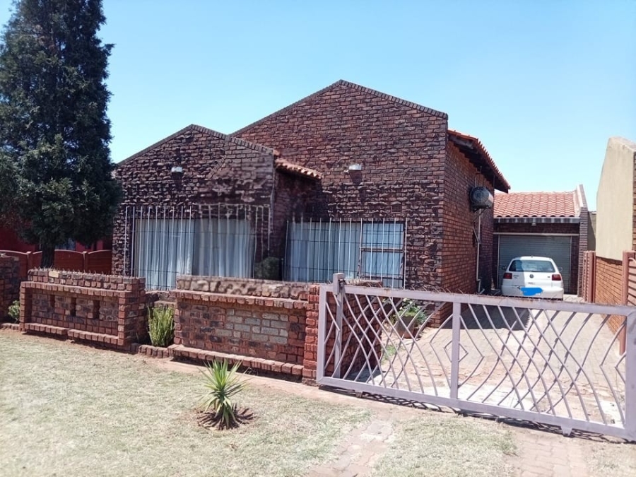 4 Bedroom Property for Sale in Mngadi Gauteng