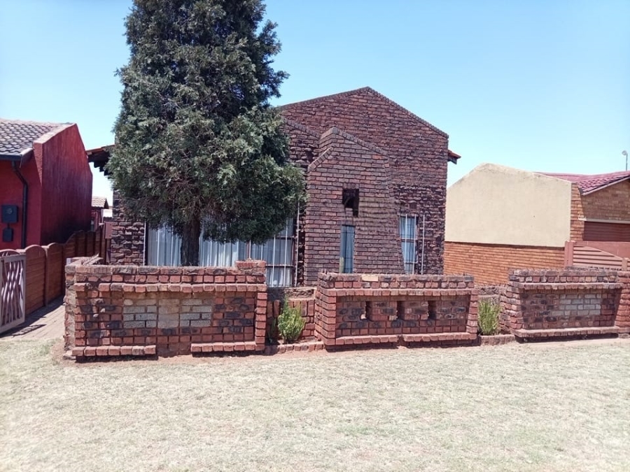 4 Bedroom Property for Sale in Mngadi Gauteng