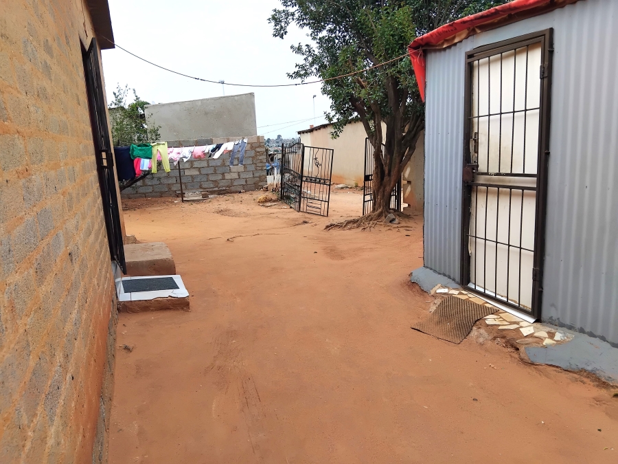 6 Bedroom Property for Sale in Entshonalanga Gauteng