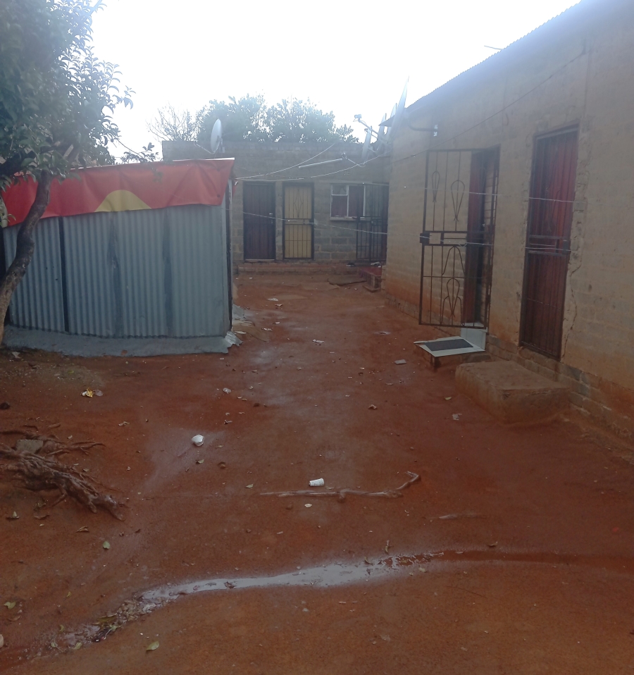 6 Bedroom Property for Sale in Entshonalanga Gauteng