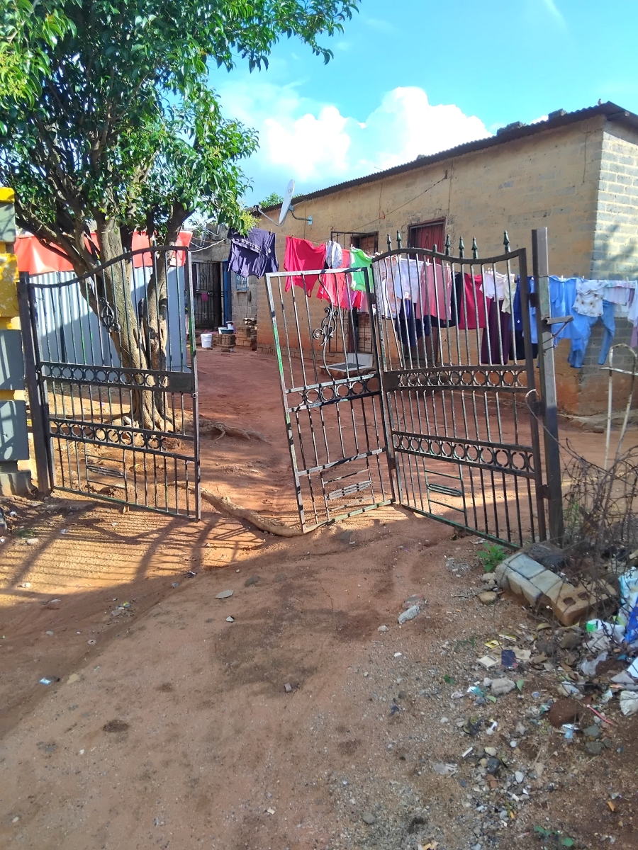 6 Bedroom Property for Sale in Entshonalanga Gauteng