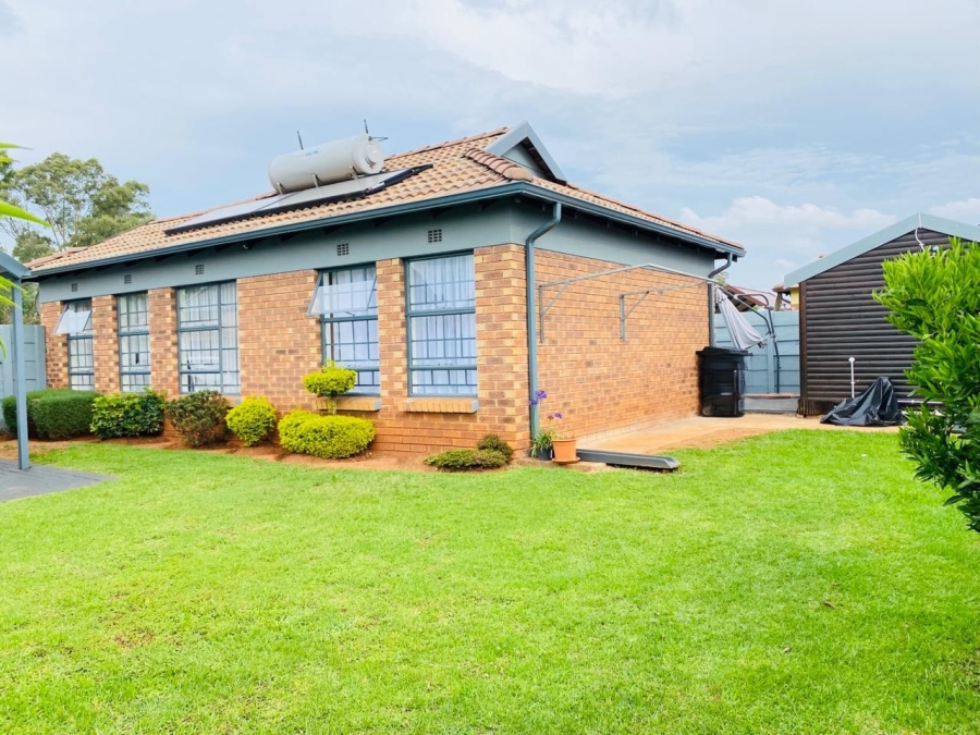 3 Bedroom Property for Sale in Clayville Gauteng