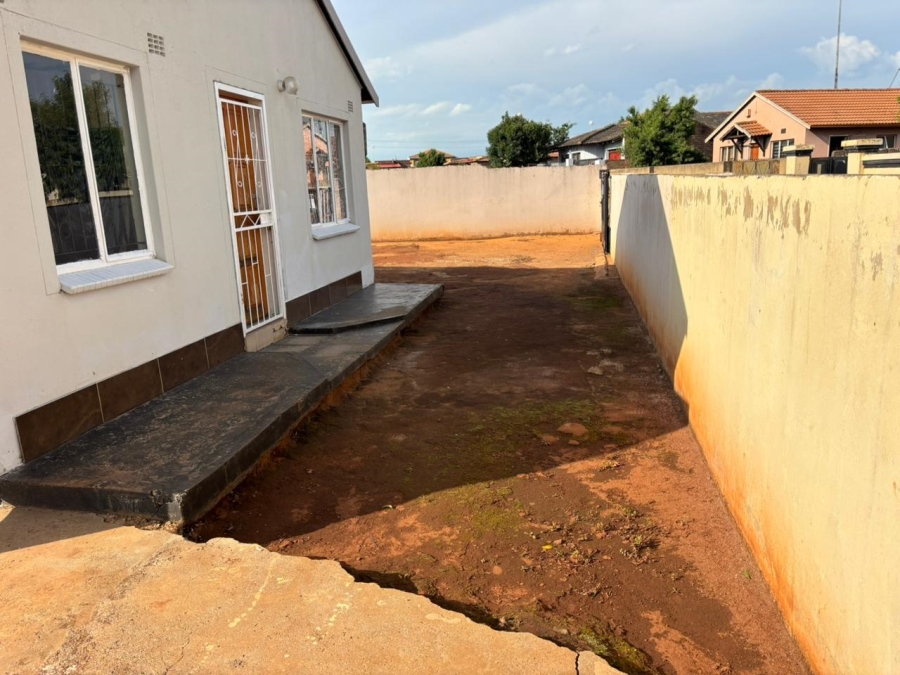 2 Bedroom Property for Sale in Moleleki Gauteng