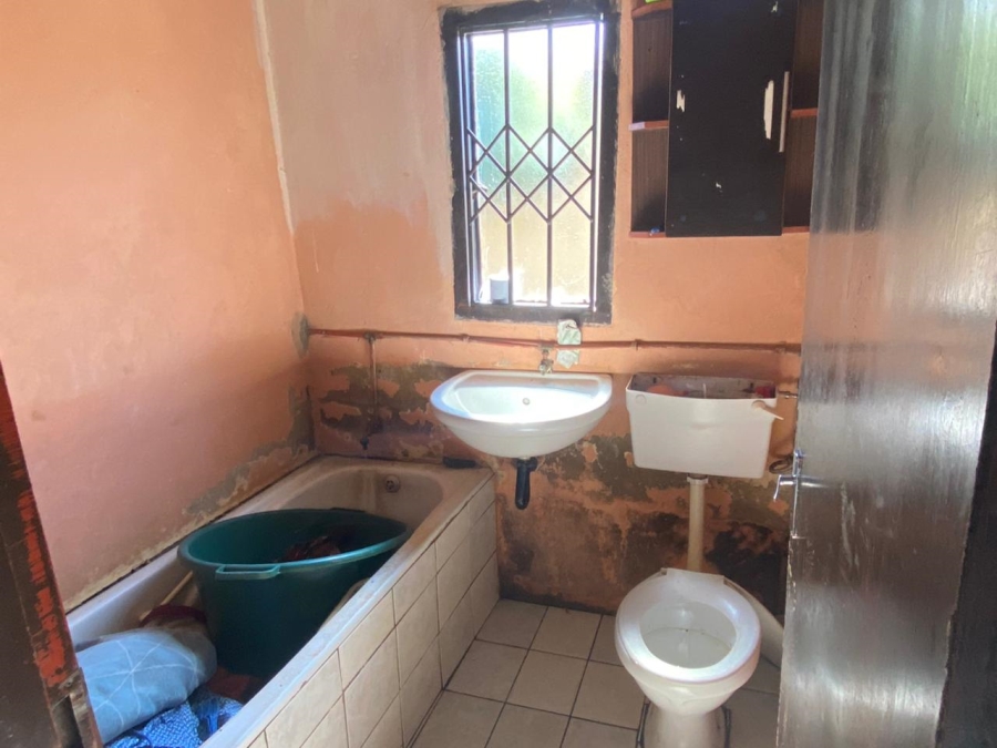5 Bedroom Property for Sale in Zonkezizwe Gauteng