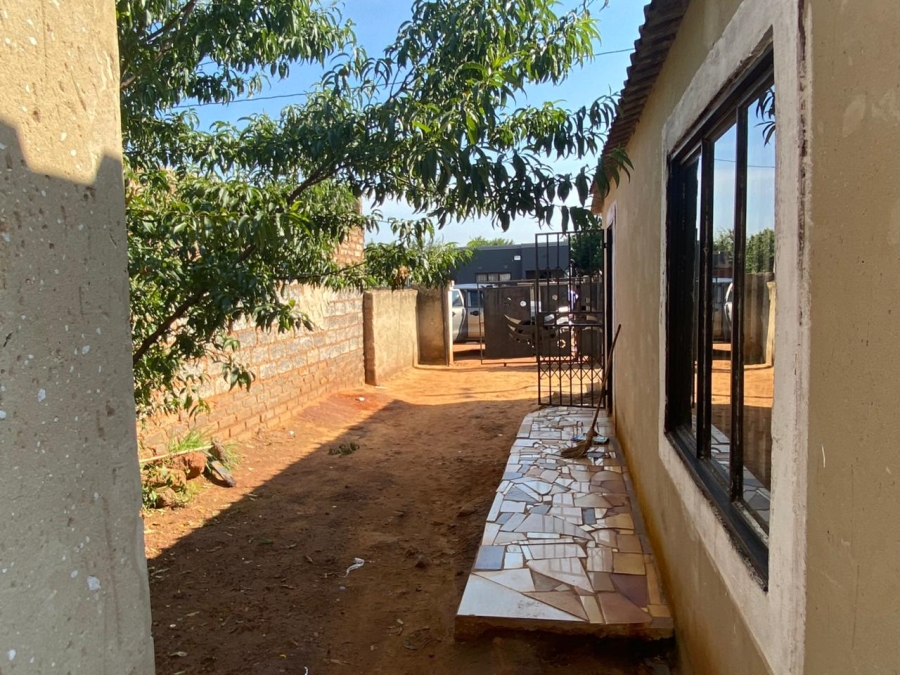 5 Bedroom Property for Sale in Zonkezizwe Gauteng