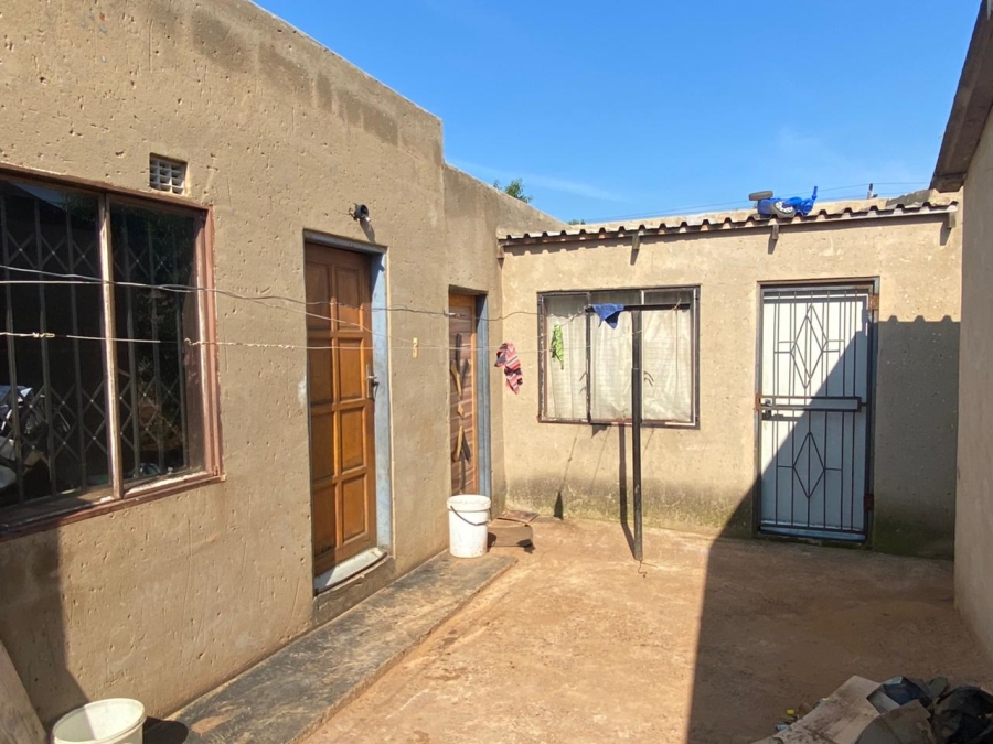 5 Bedroom Property for Sale in Zonkezizwe Gauteng