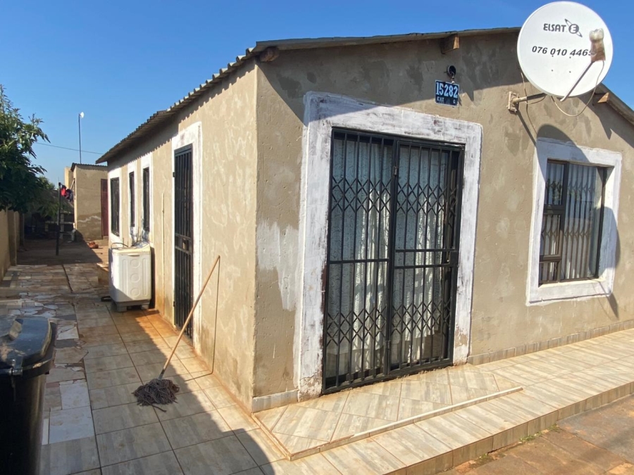 5 Bedroom Property for Sale in Zonkezizwe Gauteng