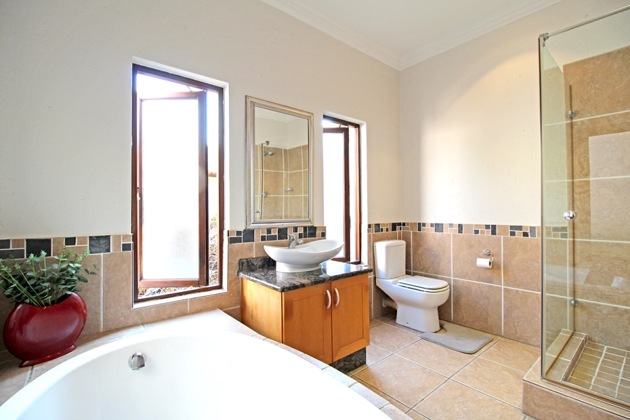 5 Bedroom Property for Sale in Broadacres Gauteng