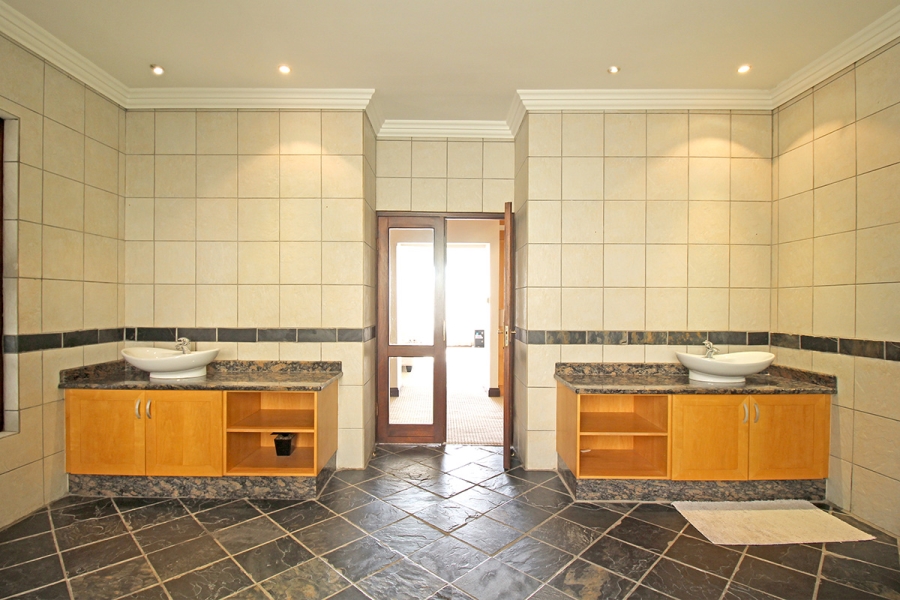 5 Bedroom Property for Sale in Broadacres Gauteng