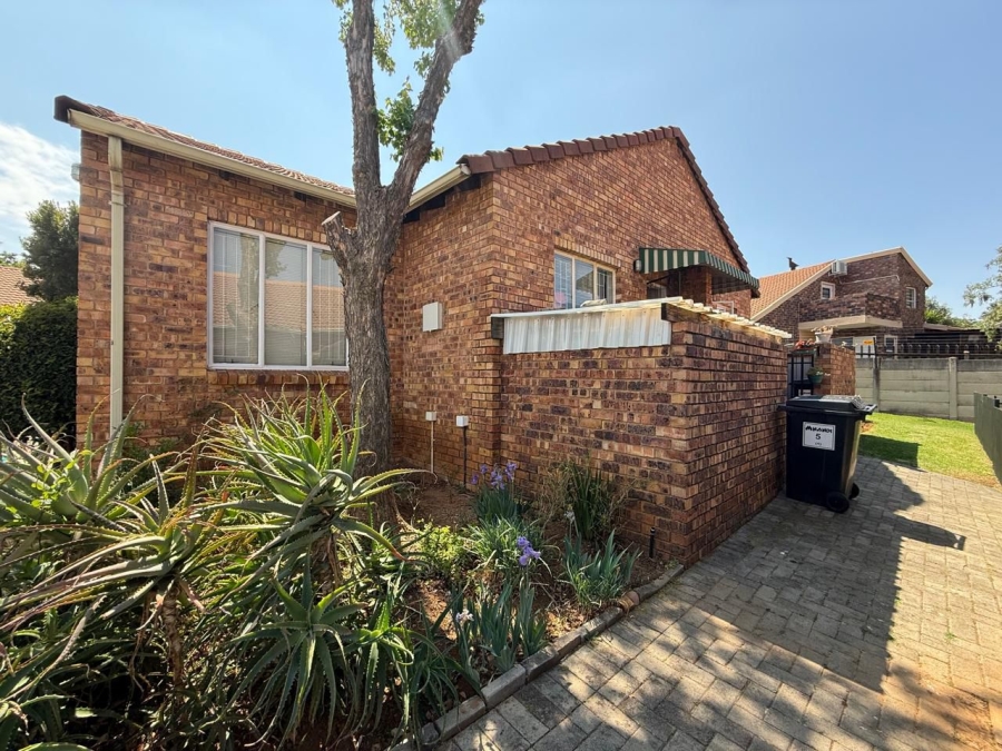 2 Bedroom Property for Sale in Allens Nek Gauteng