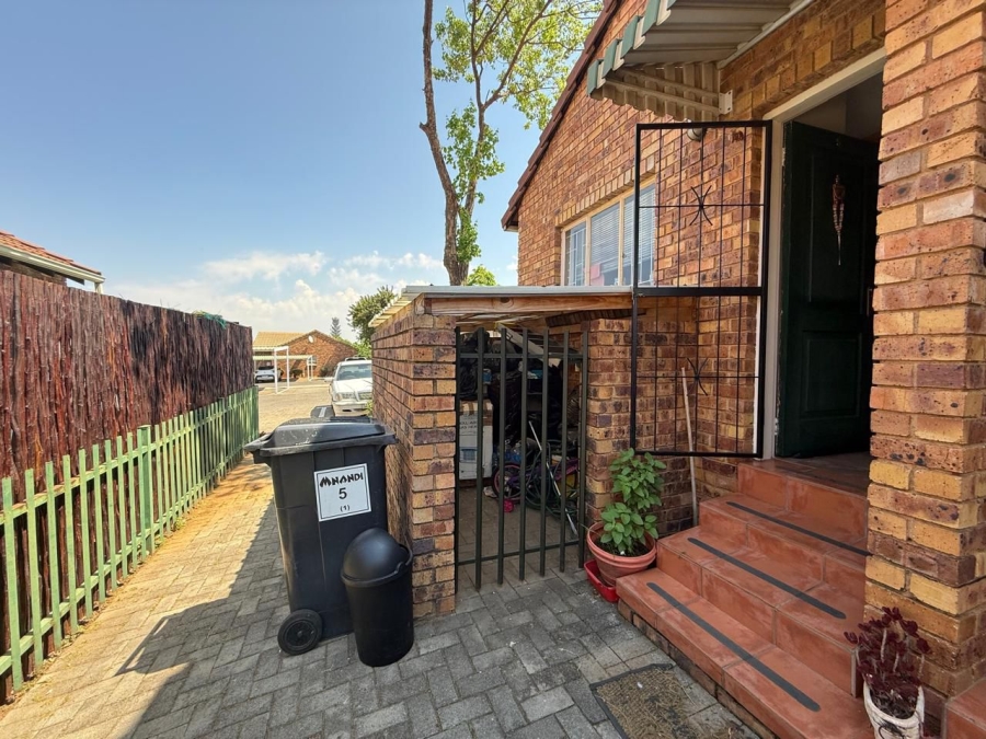 2 Bedroom Property for Sale in Allens Nek Gauteng