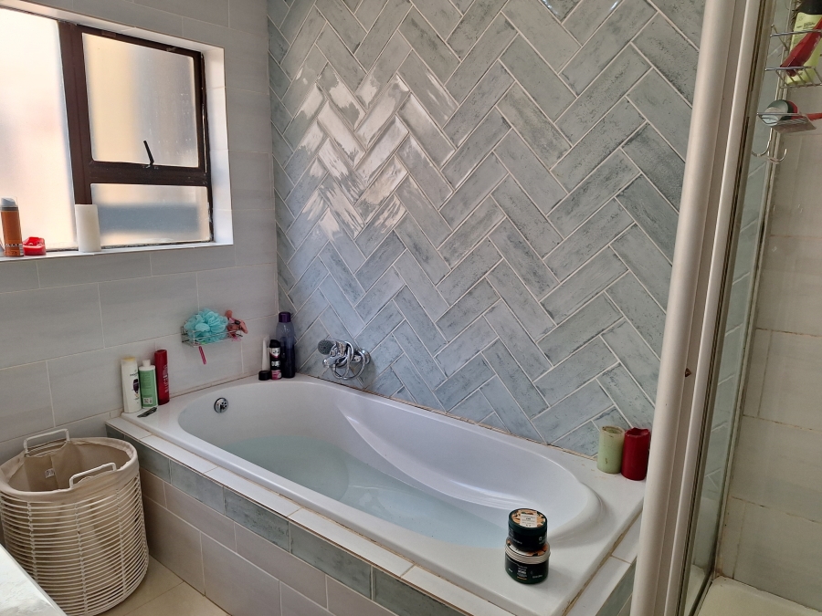 5 Bedroom Property for Sale in Helderkruin Gauteng