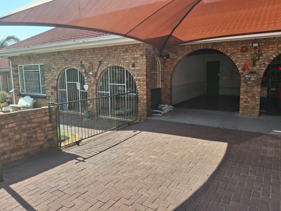 4 Bedroom Property for Sale in Helikonpark Gauteng