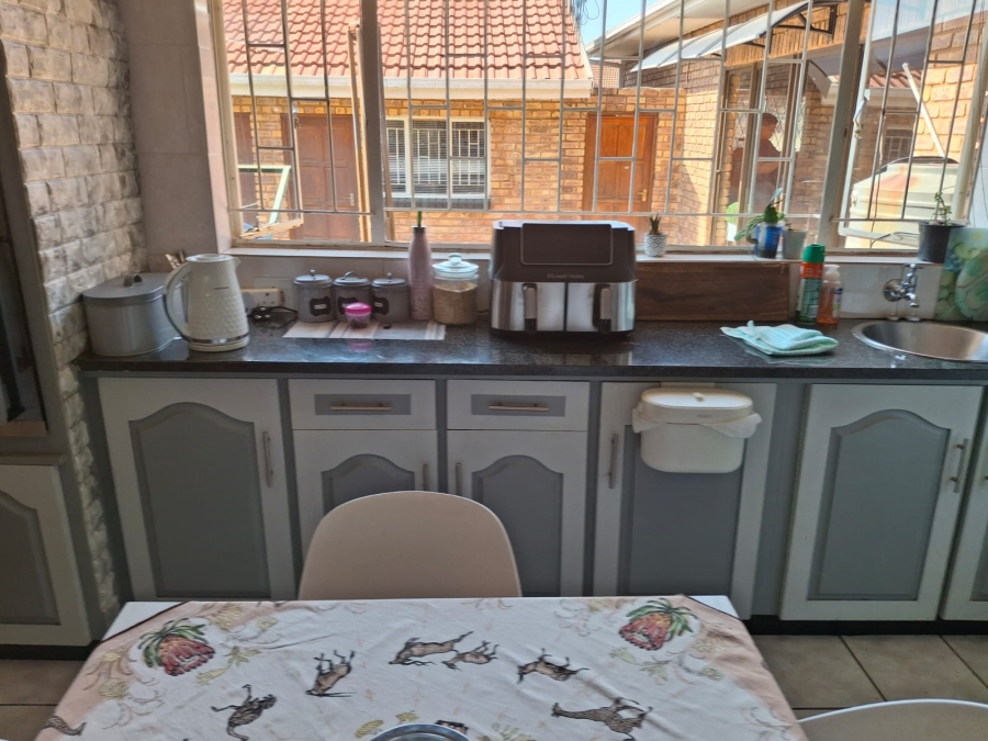 4 Bedroom Property for Sale in Helikonpark Gauteng
