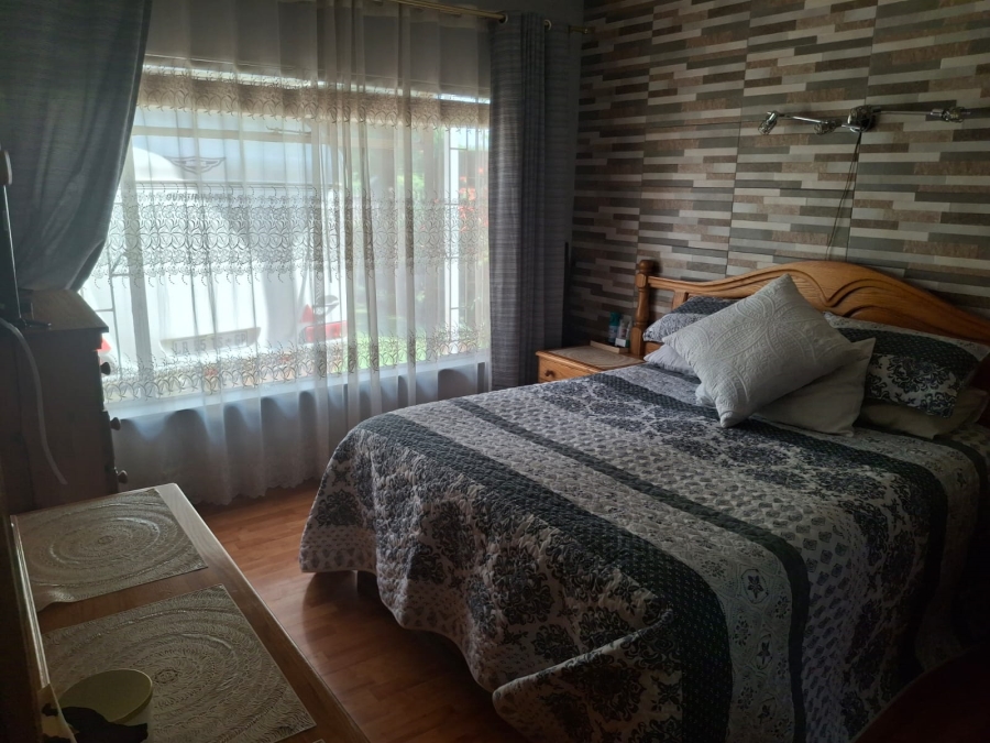 4 Bedroom Property for Sale in Helikonpark Gauteng