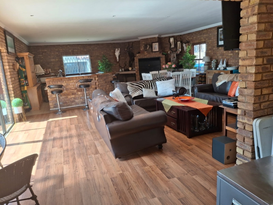 4 Bedroom Property for Sale in Helikonpark Gauteng