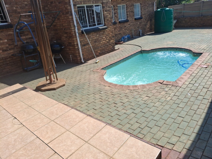 4 Bedroom Property for Sale in Helikonpark Gauteng