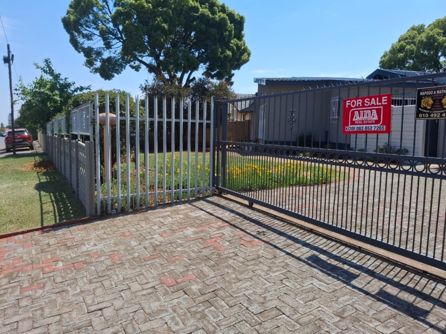 4 Bedroom Property for Sale in Greenhills Gauteng
