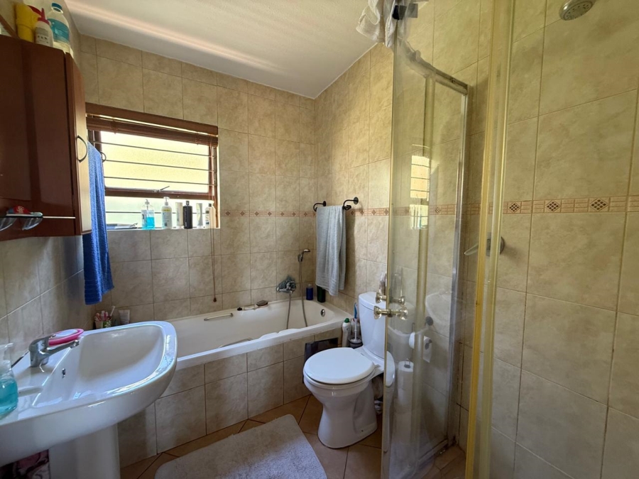 2 Bedroom Property for Sale in Constantia Kloof Gauteng