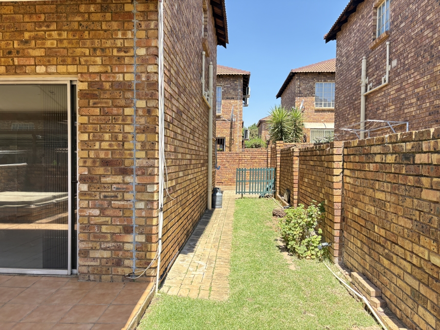 2 Bedroom Property for Sale in Wilgeheuwel Gauteng