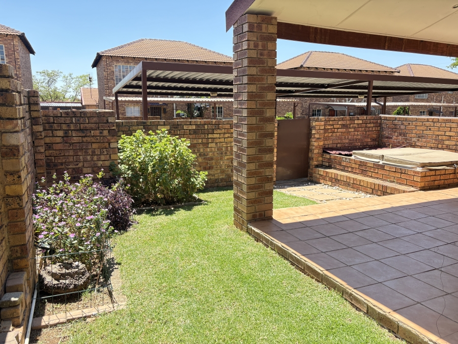 2 Bedroom Property for Sale in Wilgeheuwel Gauteng