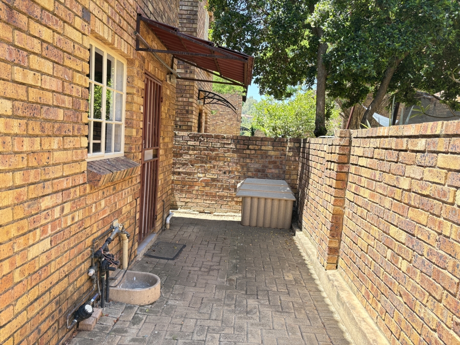 2 Bedroom Property for Sale in Wilgeheuwel Gauteng