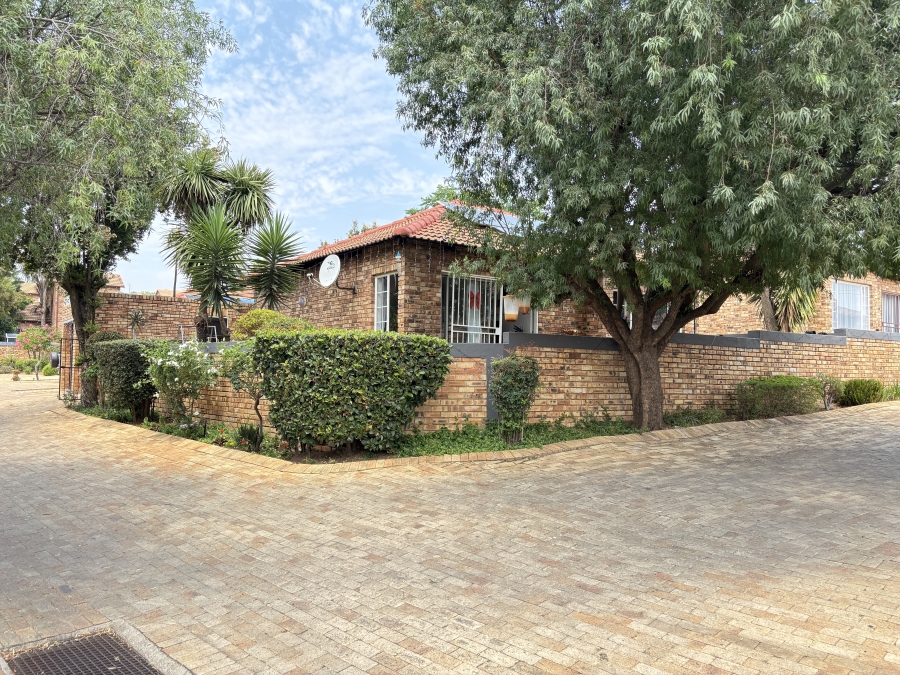 2 Bedroom Property for Sale in Honeydew Ridge Gauteng