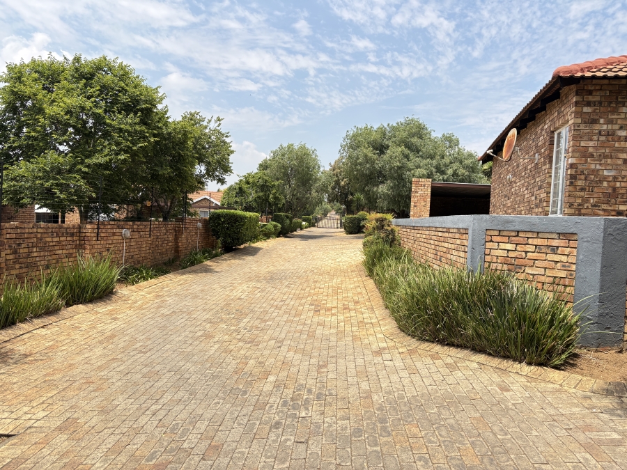2 Bedroom Property for Sale in Honeydew Ridge Gauteng