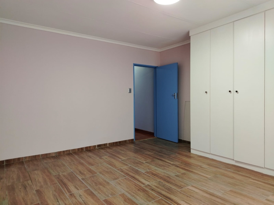 To Let 3 Bedroom Property for Rent in Helderkruin Gauteng