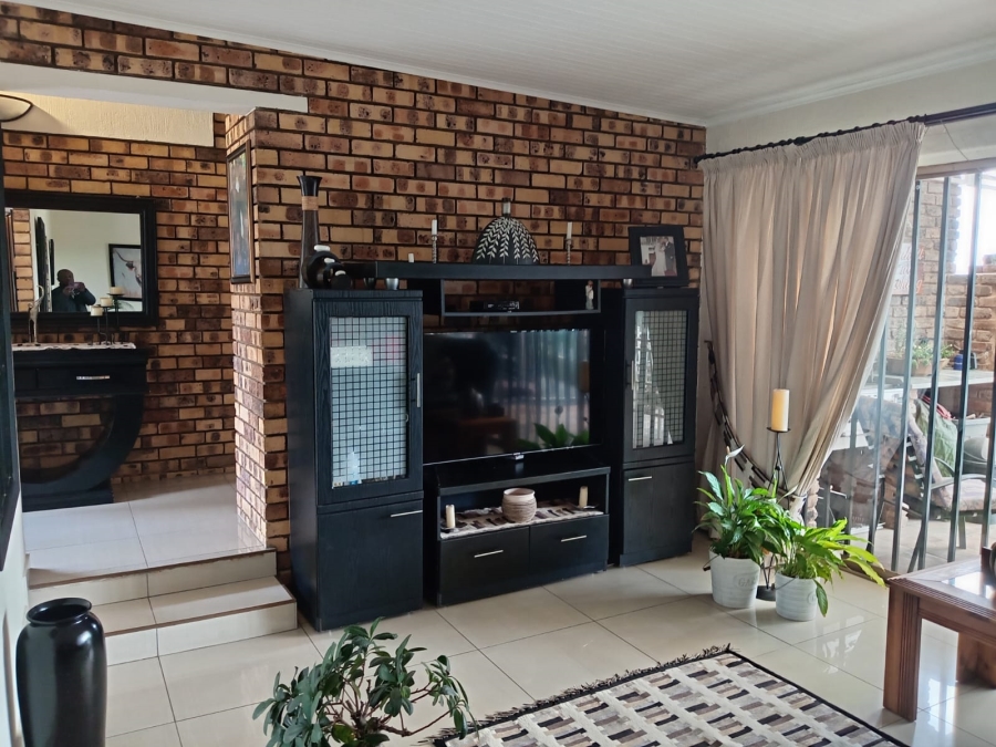 4 Bedroom Property for Sale in Rant En Dal Gauteng