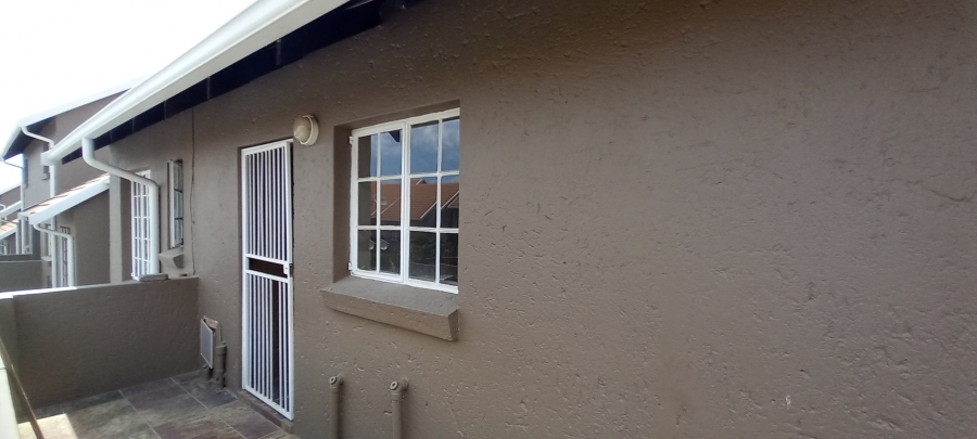 To Let 2 Bedroom Property for Rent in Radiokop Gauteng