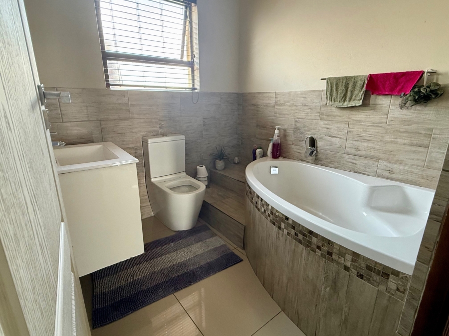 3 Bedroom Property for Sale in Wildtuinpark Gauteng