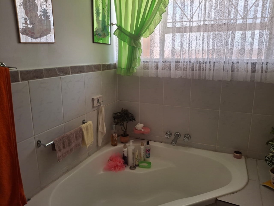 2 Bedroom Property for Sale in Greenhills Gauteng