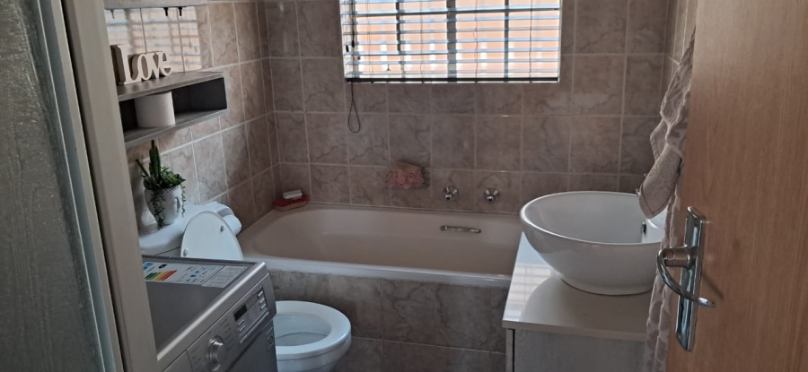 To Let 2 Bedroom Property for Rent in Noordheuwel Gauteng