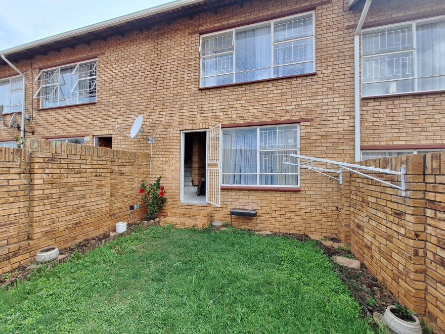 2 Bedroom Property for Sale in Noordheuwel Gauteng
