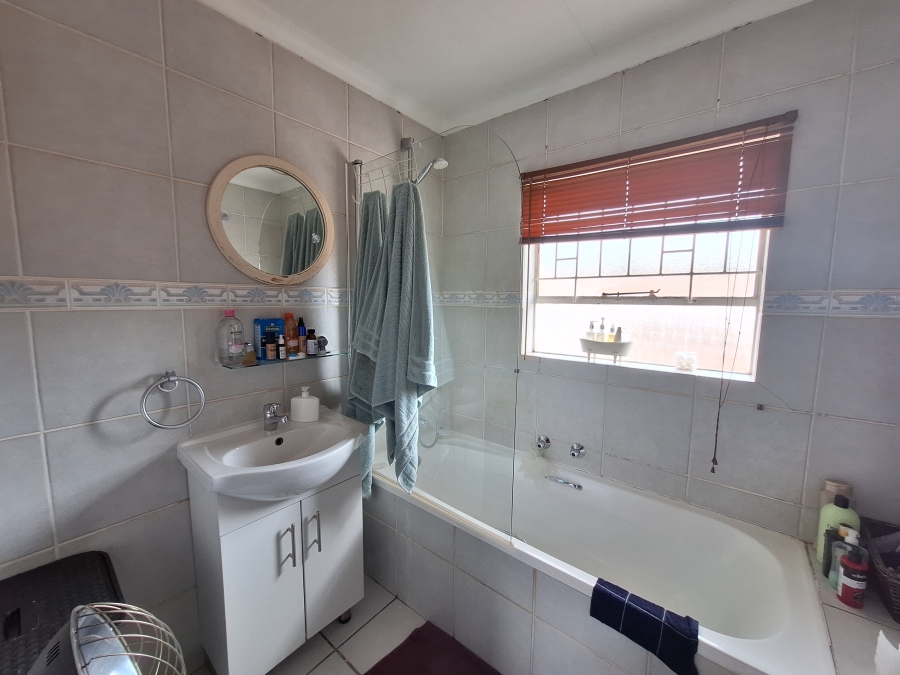 2 Bedroom Property for Sale in Noordheuwel Gauteng