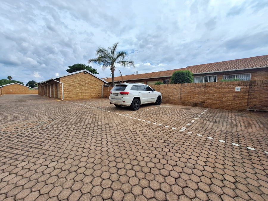 2 Bedroom Property for Sale in Noordheuwel Gauteng