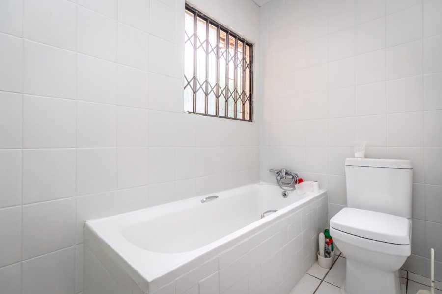 To Let 5 Bedroom Property for Rent in Wilro Park Gauteng