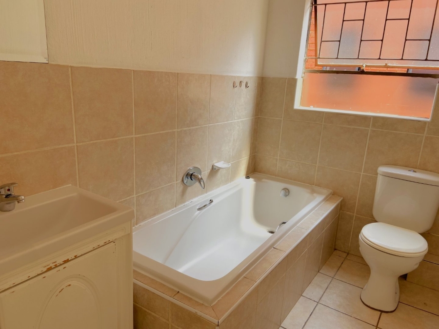 To Let 2 Bedroom Property for Rent in Weltevreden Park Gauteng