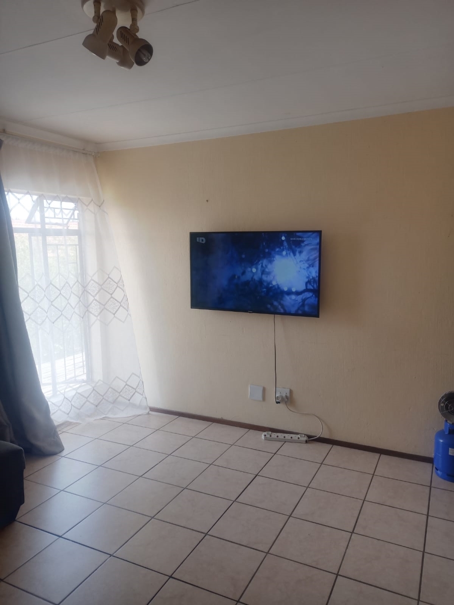 To Let 2 Bedroom Property for Rent in Honeydew Grove Gauteng