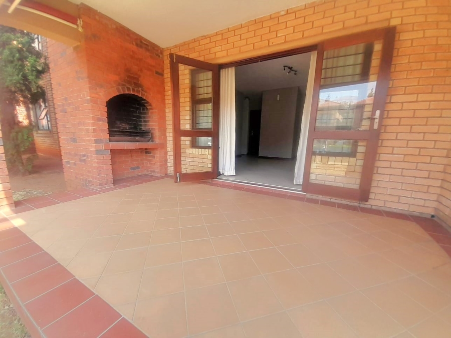 2 Bedroom Property for Sale in Honeydew Grove Gauteng