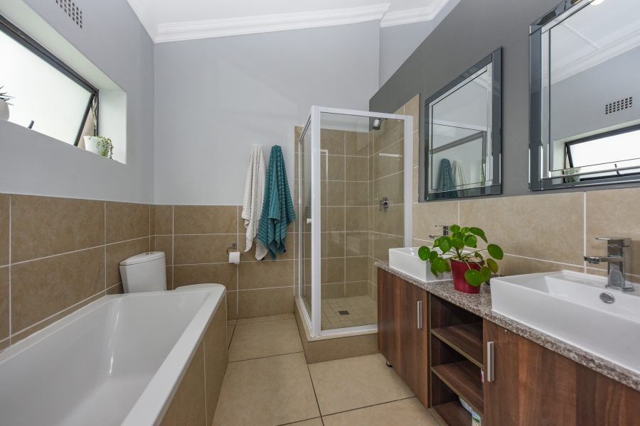 To Let 3 Bedroom Property for Rent in Broadacres Gauteng