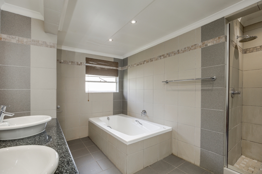 5 Bedroom Property for Sale in Lonehill Gauteng