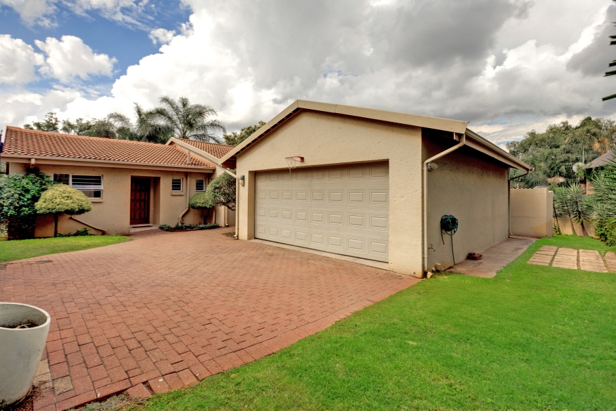 5 Bedroom Property for Sale in Lonehill Gauteng