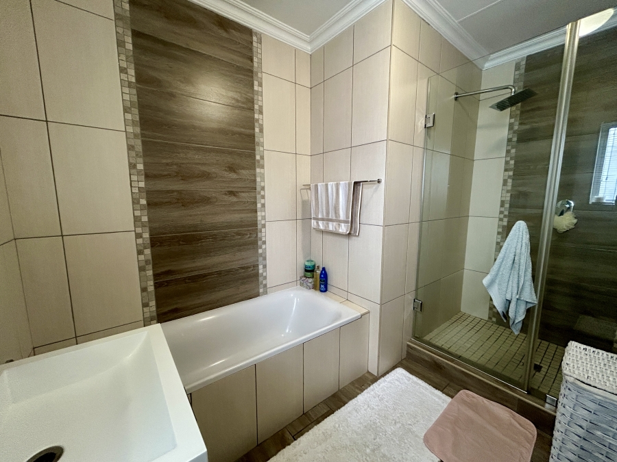 To Let 2 Bedroom Property for Rent in Broadacres Gauteng